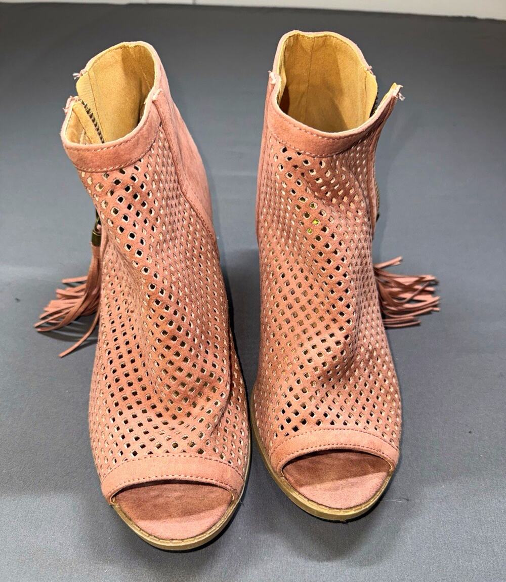 Qupid Pink Perforated Suede Open Toe Ankle Bootie Block Heel Fringe Zip size 8.5